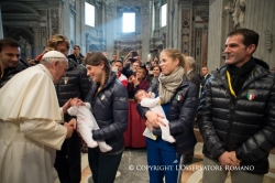 Il Papa benedice giovani atlete mamme