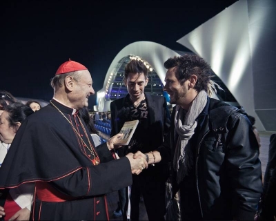 El Cardenal Ravasi con un grupo Rock