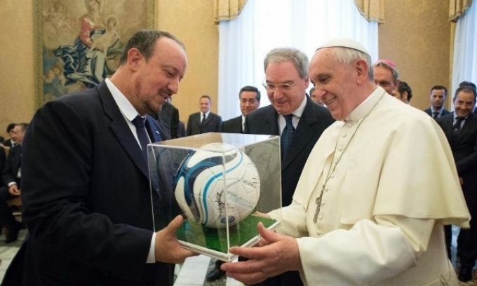 Il Papa riceve il pallone dall'Allenatore del Napoli