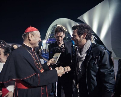 Il Cardinale incontro un gruppo Rock